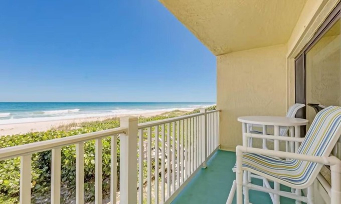 Indialantic By The Sea Resort | Indialantic Charm: Relaxing Room with Seaside Ambiance | Balcony