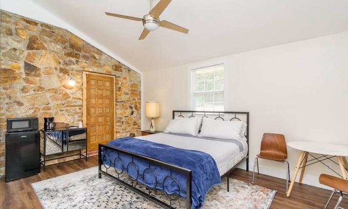 Dahlonega House | Indian Hills Retro Motel Suite F