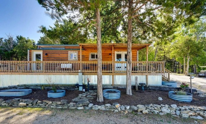 Indian Point Cabin | Indian Point Cabin 21 near SDC, Table Rock Lake & Branson