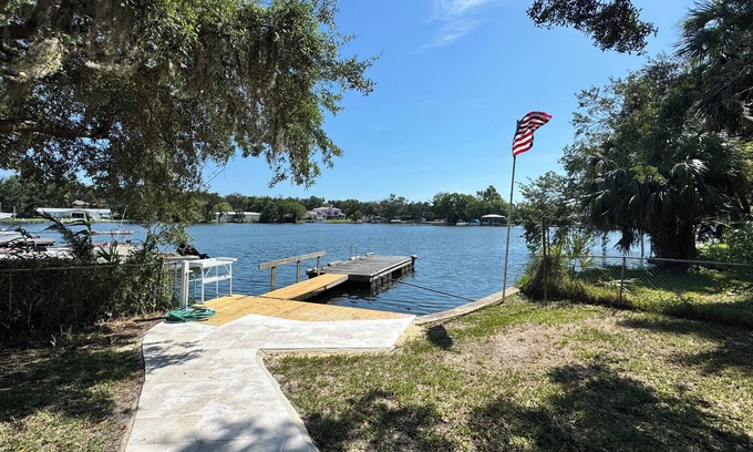 Crystal River House | Indian Water Lodge is a waterfront retreat with Dockage, Kayaks, Bikes & More!
