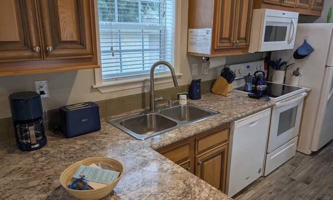 Deltona Lakes Cabin | "Indigo Lodge" Central AC, WiFi. Luxury Italian furniture.Free parking.Quiet.