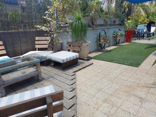 Qiryat Shaʼul Apartment | Indigo roof garden Apt. 1BR 1BA