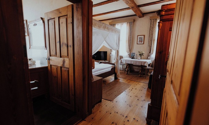 Oppurg Other | Individual rooms in the historic ambience of the Positz manor