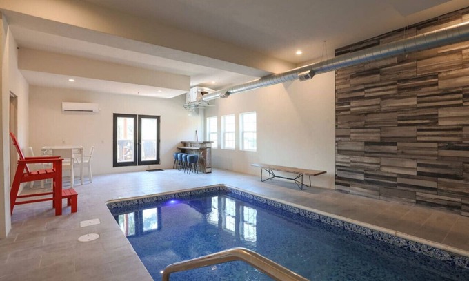 Gatlinburg - Pigeon Forge House | INDOOR POOL CABIN with MOVIE THEATER