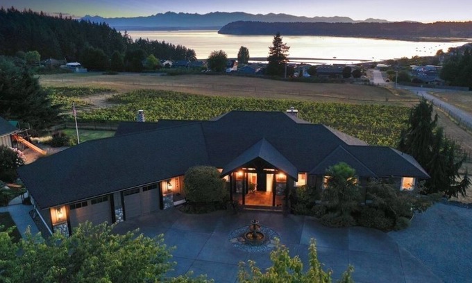 Clinton House | Indoor swim spa/hot tub with Bay View & Vineyard