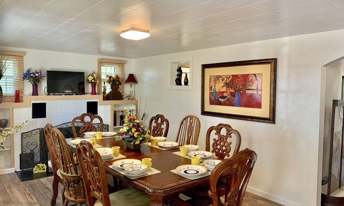 Branson House | Indoor Waterfall, Massage Chair and great location.