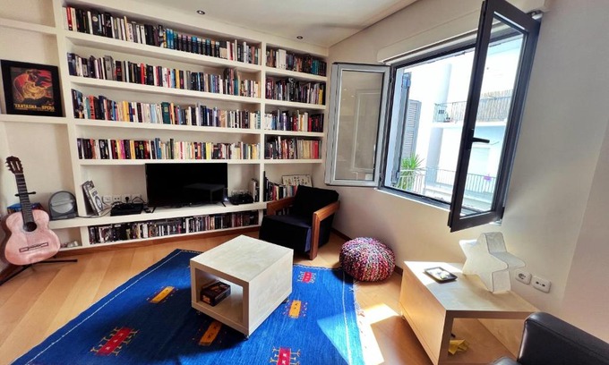 Ampelokipoi Apartment | Indulge Apartment with office Downtown