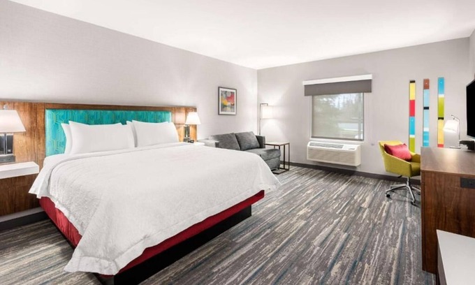 Tigard Hotel | Indulge in Home-Like Comfort! 2 Comfortable Units with Breakfast! Indoor Pool!