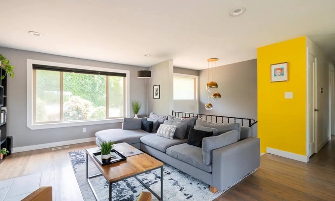 Brighton House | Indulge, Relax & Play: 5-Bedroom Haven with Games, Kitchen, Deck, Office & A/C