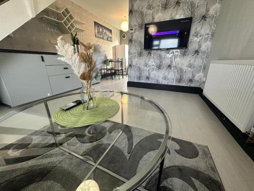 Swindon Apartment | Indulgent Cozy 2 BR Home