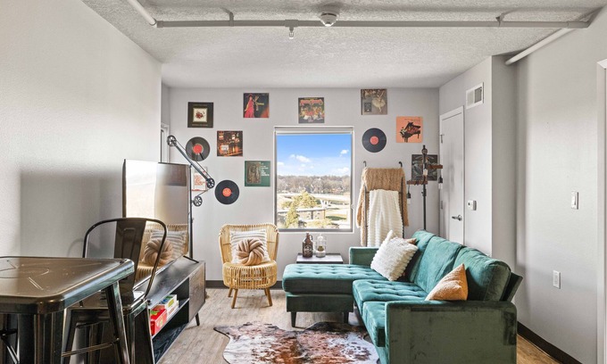 Downtown Des Moines Apartment | Industrial BOHO Apartment -Free Parking- 5 mins from Drake University-Downtown