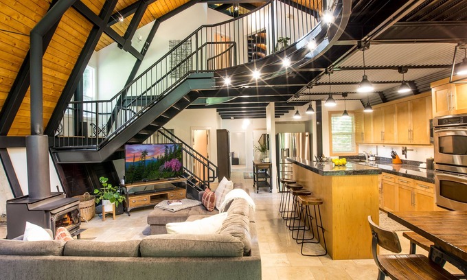 Glacier House | Industrial Chic Mountain Chalet near Mt Baker!