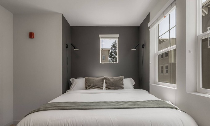 Chico Apartment | Industrial-style Two King Beds POOL Double Story Gym Clubhouse+Fire Pits+BBQ+Tan