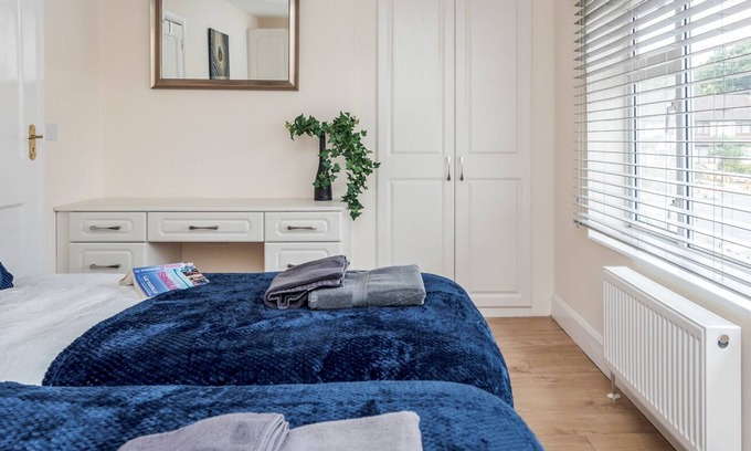Hatch Lane House | Industrial Styled 3-Bed 2 Bath Home London-Chingford/Enfield