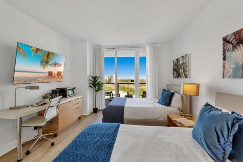 Hallandale Beach House | Infinite Views Amazing Pool Gym
