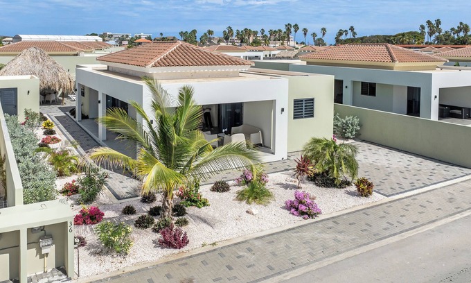 Steenrijk Villa | Infinity Blue Villa with private pool, Mambo Beach Curacao