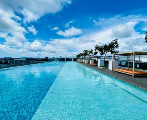 Kampung Sembulan Baru Apartment | Infinity pool Sutera Avenue family suite Free Wifi -Netflix -Parking
