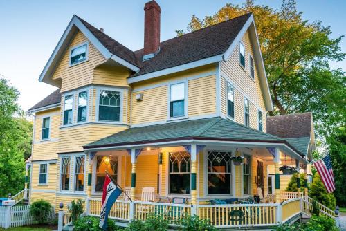 Eastham Bed & Breakfast | Inn at the Oaks