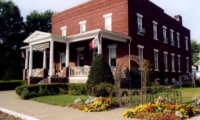 Allerton Bed & Breakfast | Inn of the Six-Toed Cat
