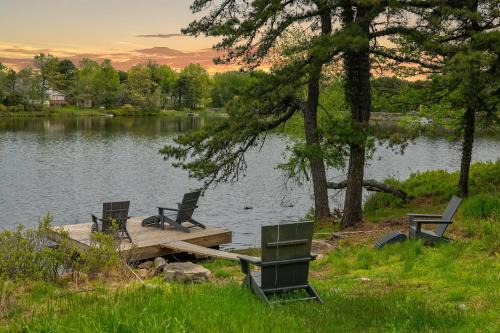 Long Pond House | Inn the Poconos by AvantStay Private Lake Access Enclosed Hot Tub