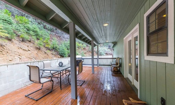 Yosemite West Cabin | INSIDE YOSEMITE PARK- YOSEMITE SIERRA BLOSSOM