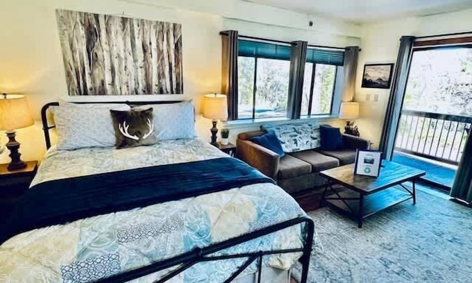 Yosemite National Park Apartment | Inside Yosemite Park-Cozy Corner Unit-Sleeps 4