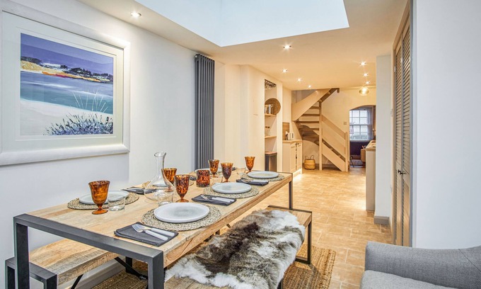 Cowes House | Insignia - Townhouse that sleeps 6 guests in 3 zip and link bedrooms