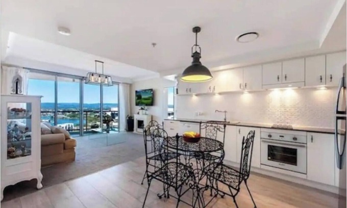 Surfers Paradise Apartment | Inspiring canal 2BR Chevron Renaissance