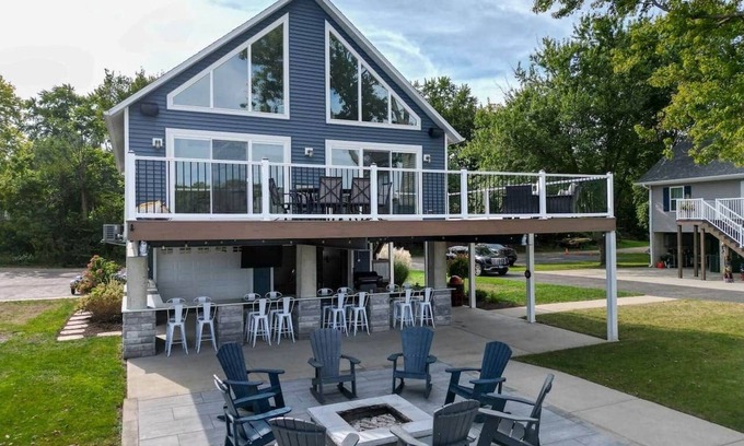 Holcomb House | Instagram-Worthy Rock River Cabin