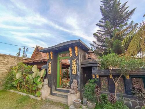Gubukklakah Hotel | Intayu Homestay RedPartner