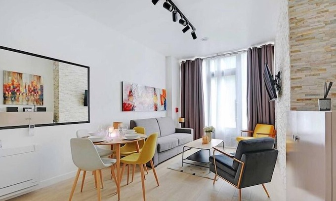 Pigalle Apartment | Intimate Flat w/A/C & Jacuzzi - 2BR/6P Montmartre
