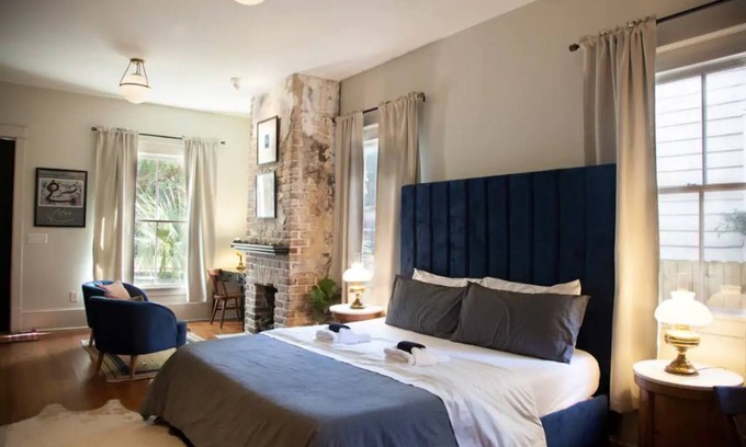 Thomas Square Apartment | Intimate Library Studio - Minutes from Forsyth Park