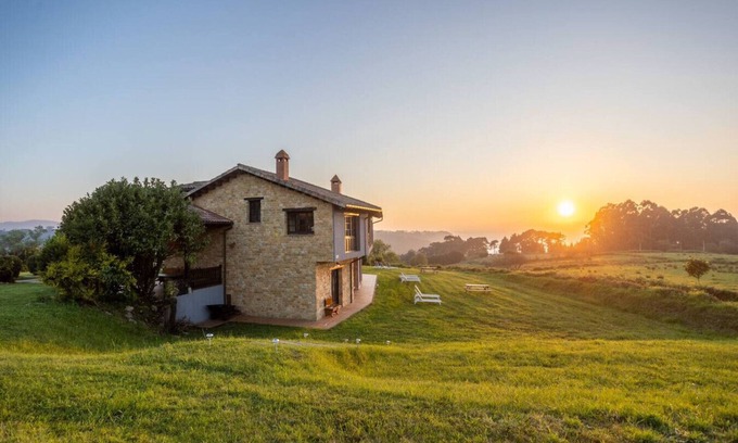 Lloreda House | Intimate retreat overlooking the sea