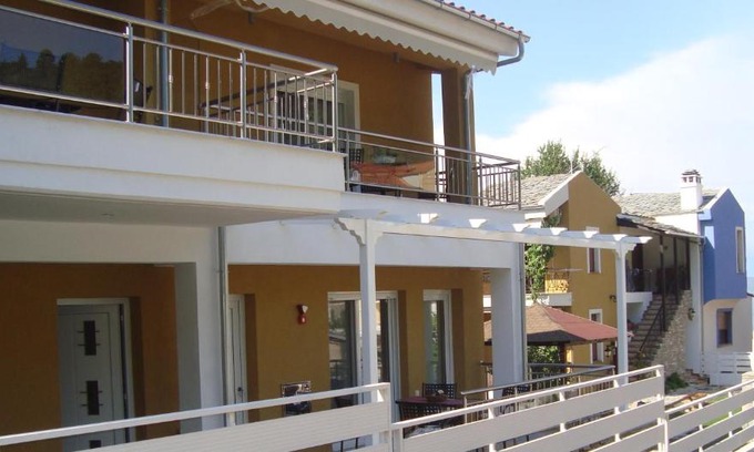 Chrisi Akti Apartment | Intra Mare