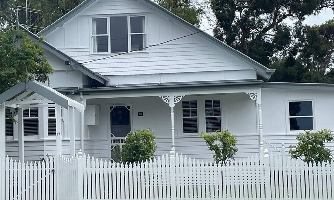 Inverloch House | Inverloch - Willow Cottage (Linen and Towels Included)