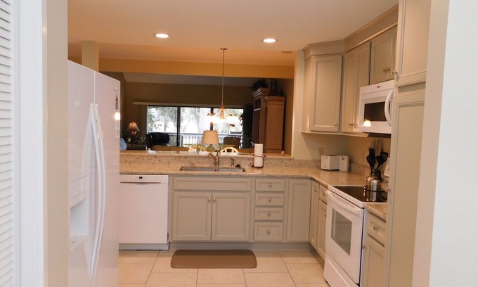 Palmetto Dunes Villa | Inverness-973 FULLY RENOVATED KITCHEN (2019) Golf Course & Lagoon View