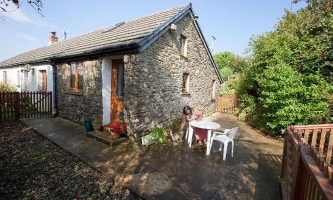 Newcastle Emlyn House | Inviting 2-Bed Cottage in Newcastle Emlyn