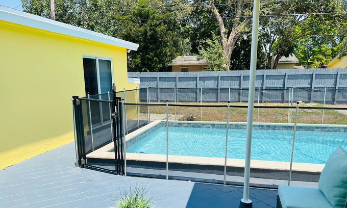Driftwood House | Inviting 3 Bedrooms Hollywood Pool Home.