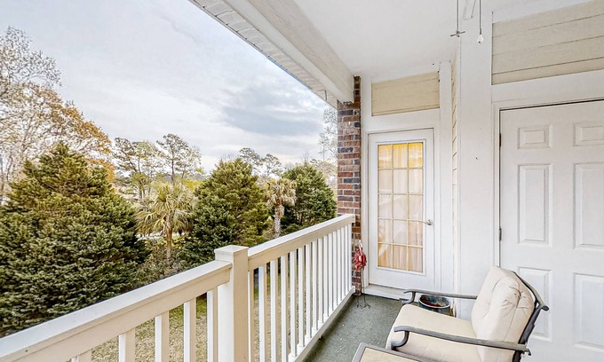 Myrtle Beach Condo | Inviting 3rd floor condo with pool, fitness area, golf, central AC, & W/D