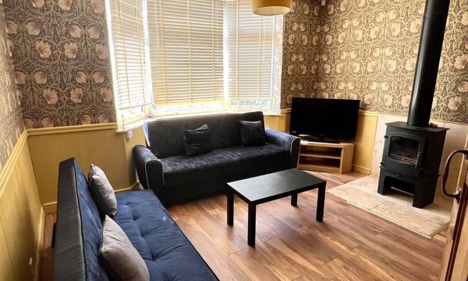 Runnymede House | Inviting 4-Bed House near Heathrow w/Fireplace