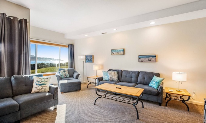 Depoe Bay Condo | Inviting condo near beach and town with fireplace - great for whale watching