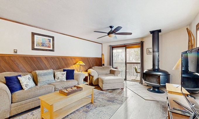 McCall Apartment | Inviting Condo with a Wood Stove & Shared Tennis Courts - Near the Lake