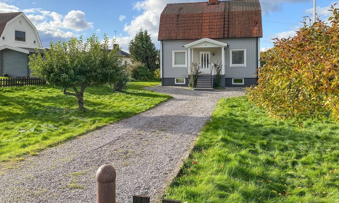 Overum House | Inviting cottage with beautiful garden in Överum.