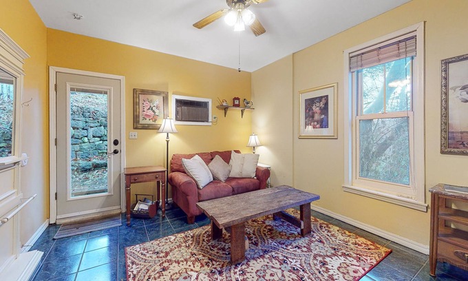 Eureka Springs Historic District House | Inviting downtown suite with private patio, parking, kitchenette & jetted tub