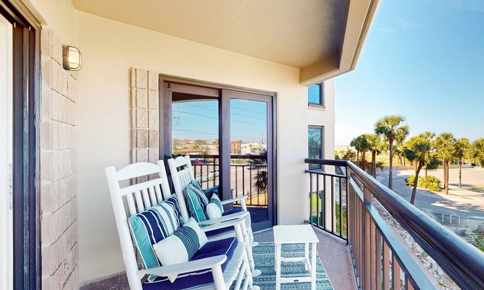 St. Pete Beach Condo | Inviting gem on St. Pete Beach with AC & washer/dryer - snowbird-friendly