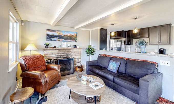 Estes Park House | Inviting home near golf course & lake with mountain views, close to downtown