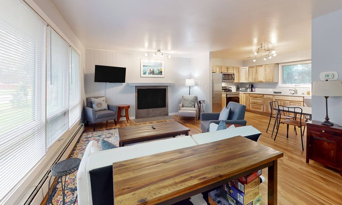 Turnagain House | Inviting home with full kitchen, enclosed yard & washer/dryer