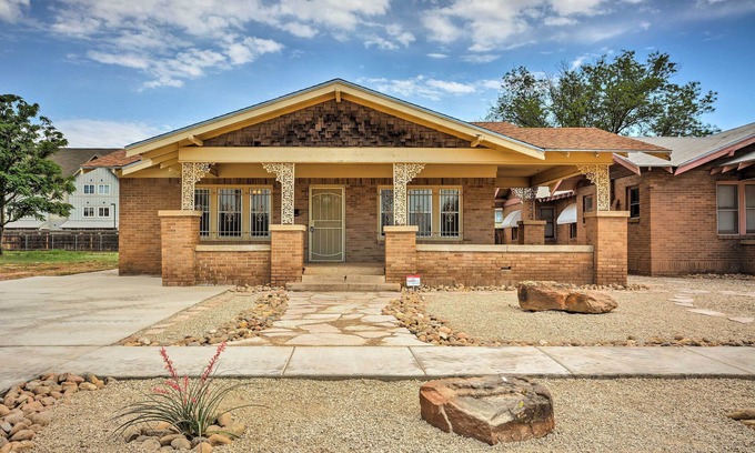 North Overton Cottage | Inviting Lubbock Home > 1 Mi to Downtown
