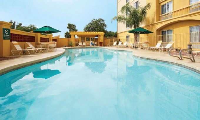 Superstition Springs Hotel | Inviting Room Perfect for Couple Stay with Free Breakfast & Outdoor Pool Access