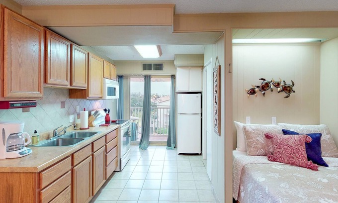 Corpus Christi Apartment | Inviting studio with indoor & outdoor pools - plus gym